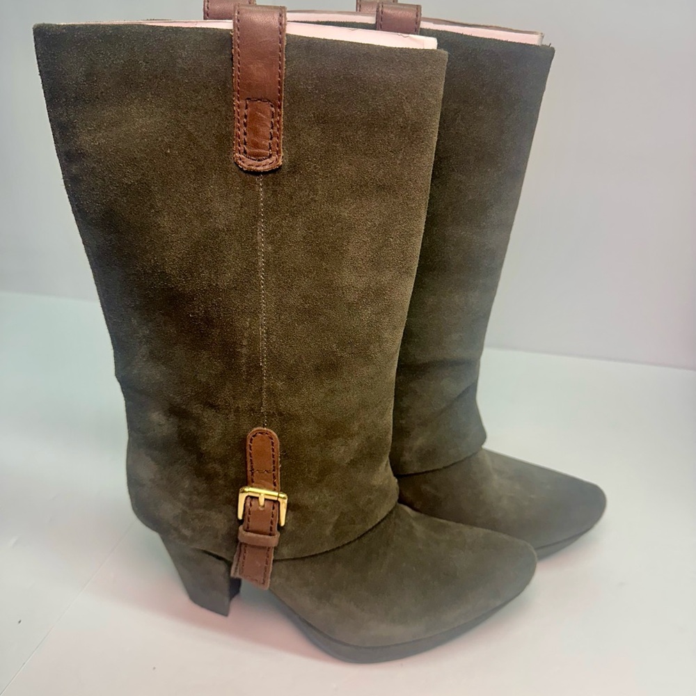 Stylish olive Suede Women's platform Boots size‎ 8B earthies